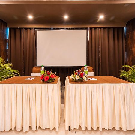 Hotel Signature Planet Indore Esterno foto