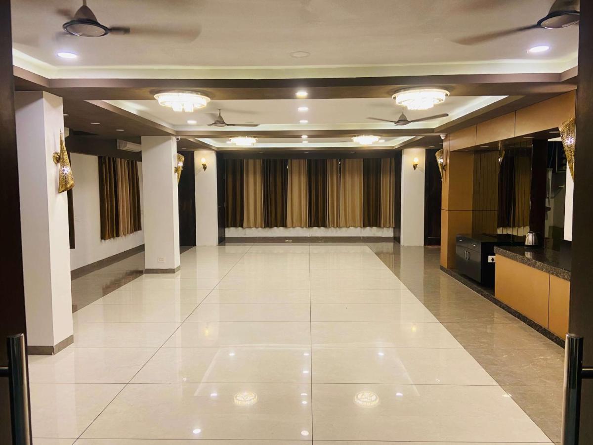 Hotel Signature Planet Indore Esterno foto