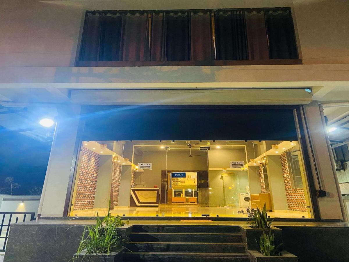 Hotel Signature Planet Indore Esterno foto