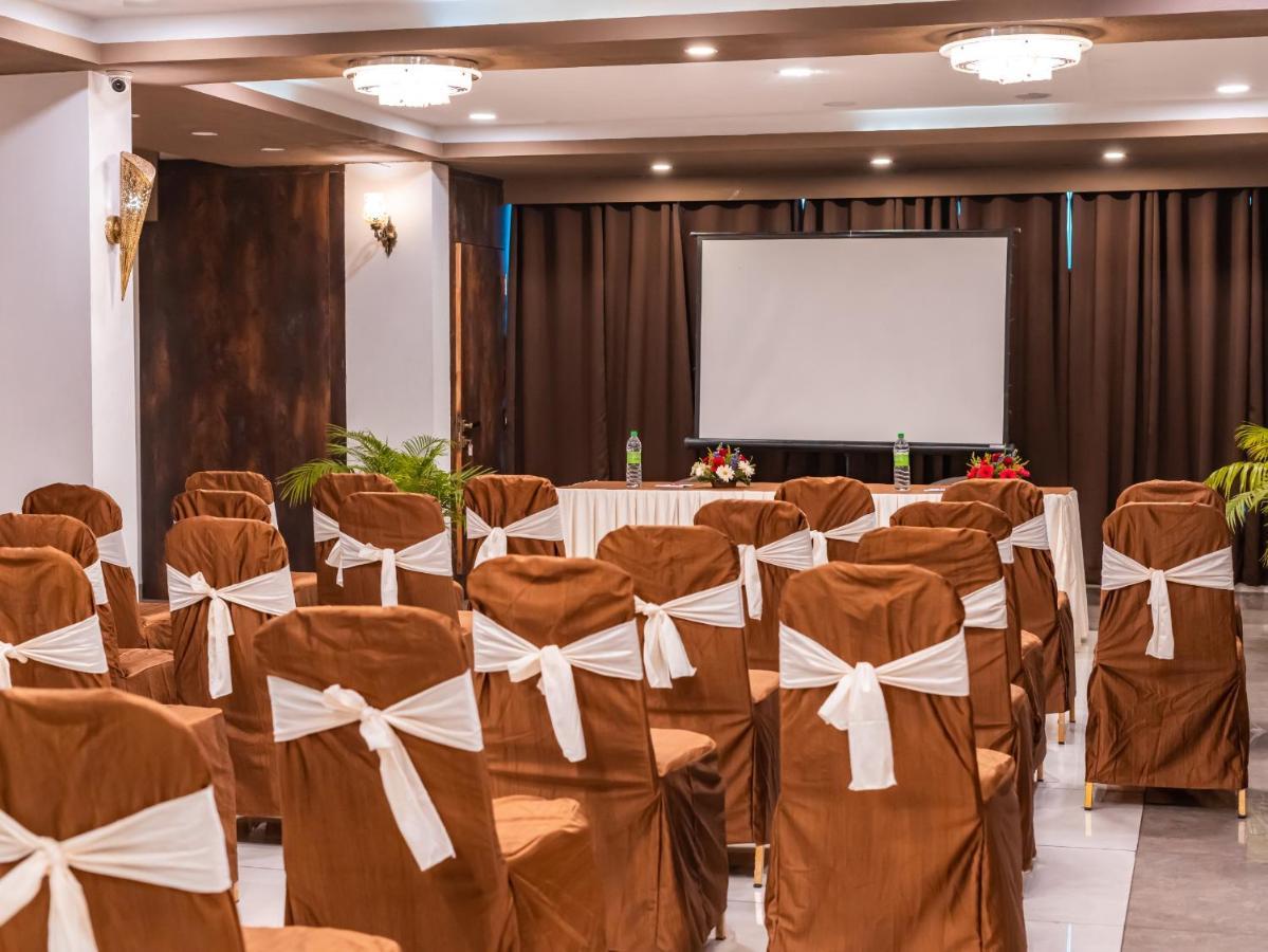 Hotel Signature Planet Indore Esterno foto