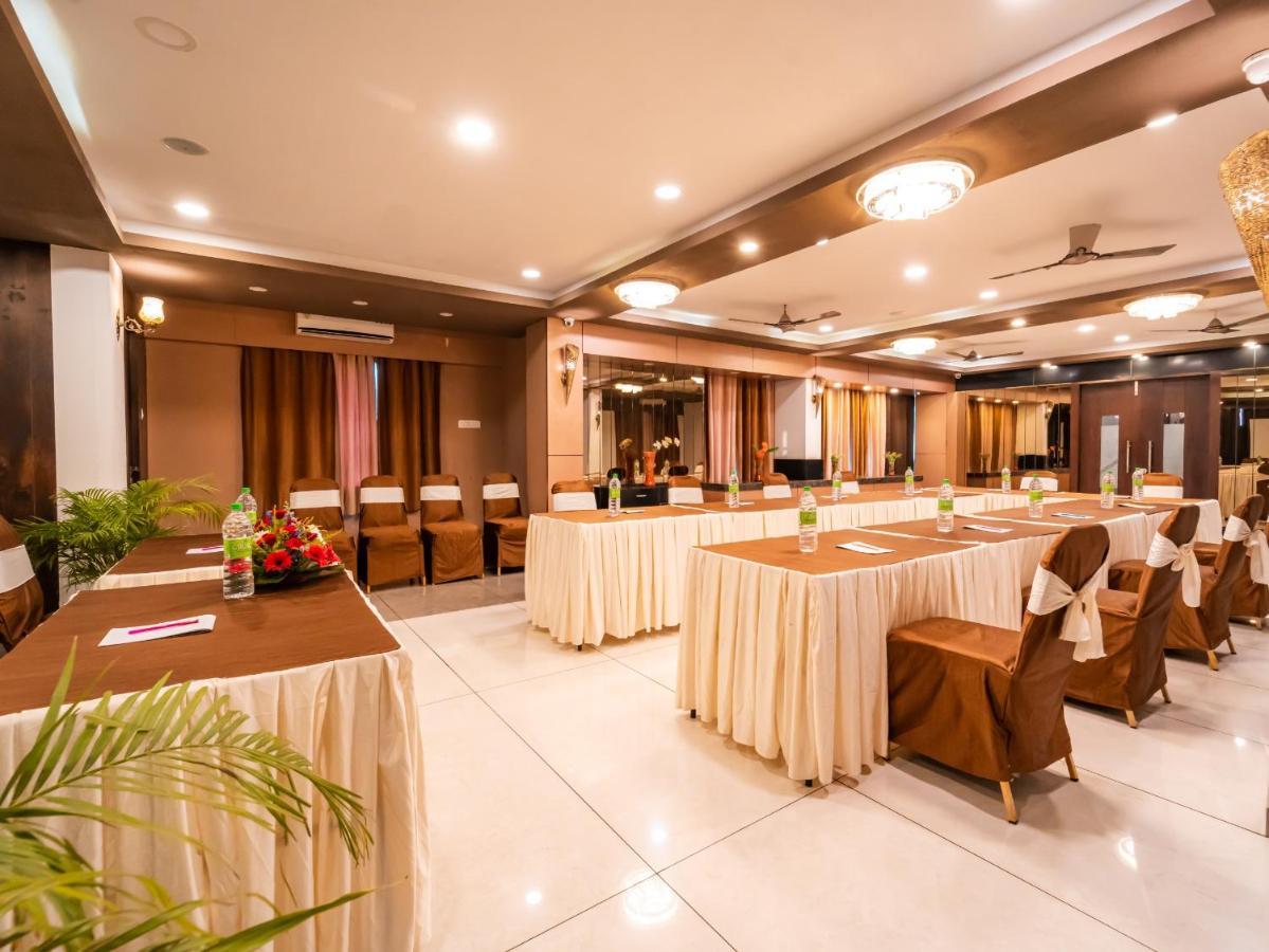 Hotel Signature Planet Indore Esterno foto