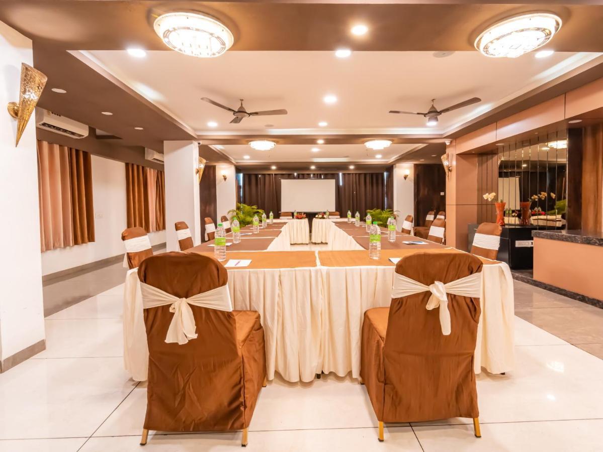 Hotel Signature Planet Indore Esterno foto