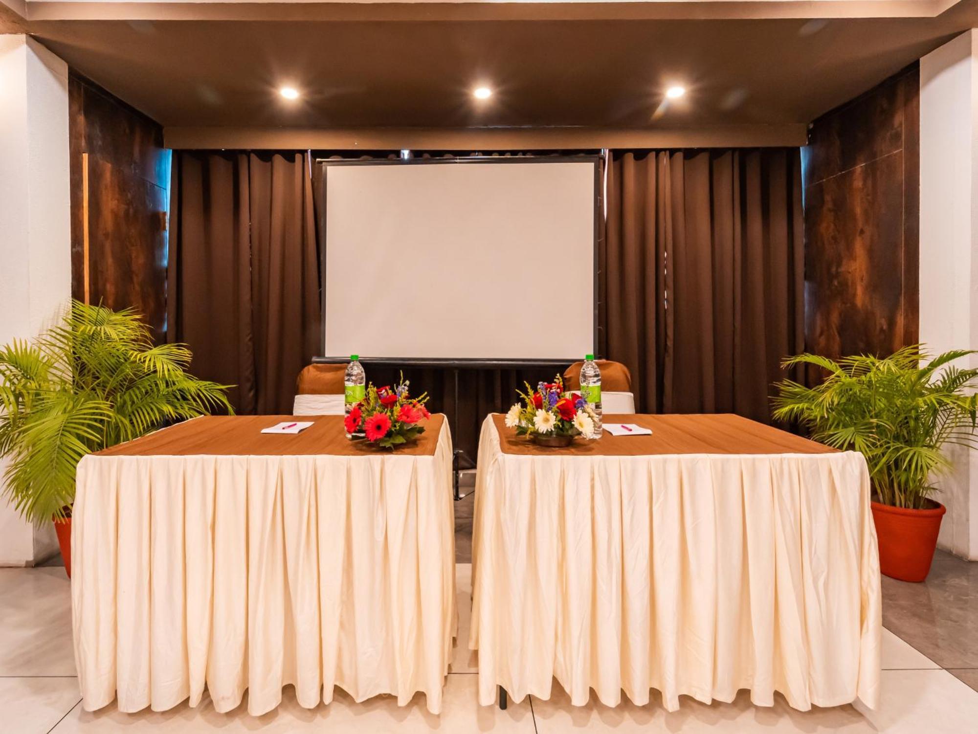 Hotel Signature Planet Indore Esterno foto