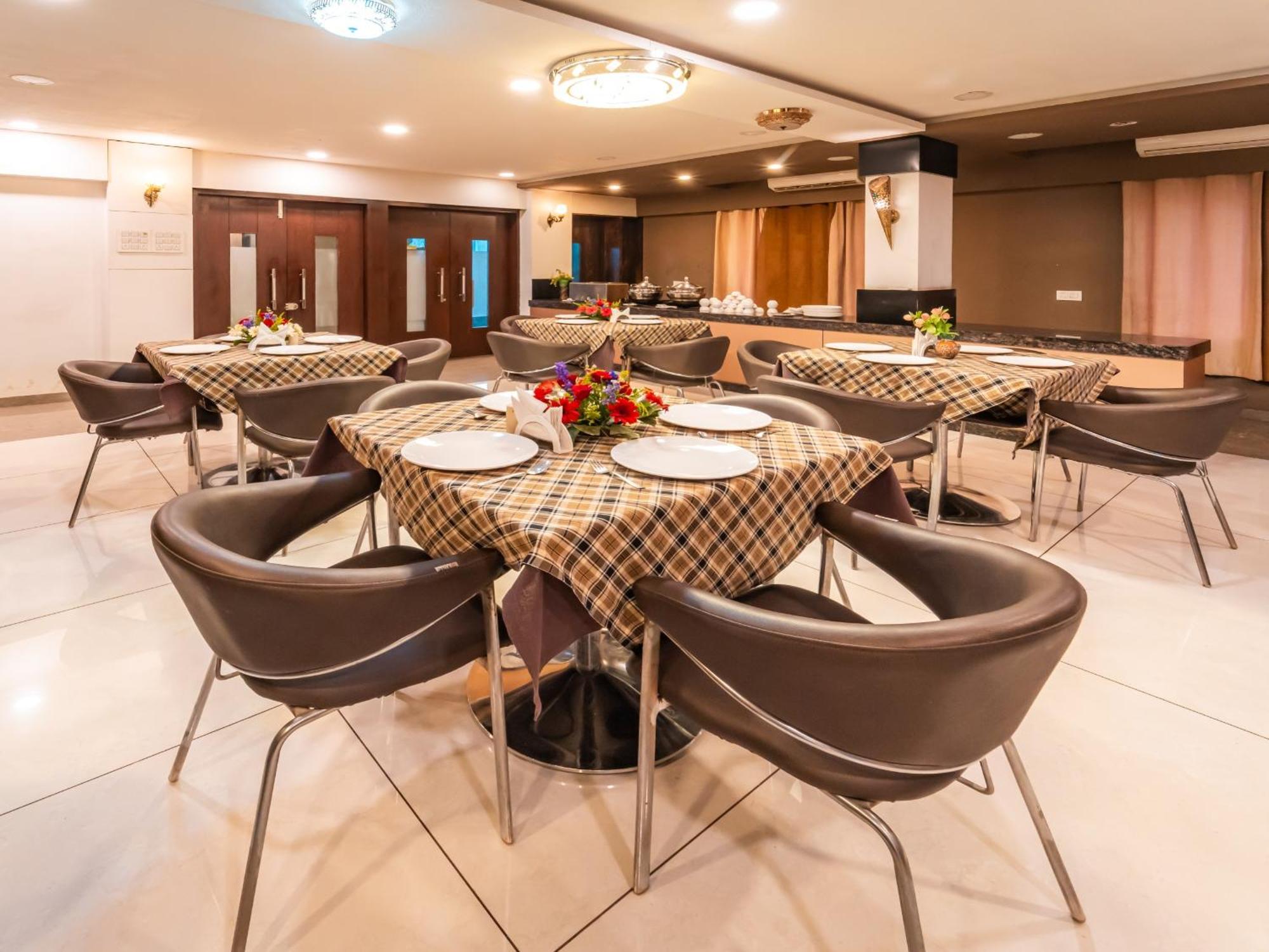 Hotel Signature Planet Indore Esterno foto