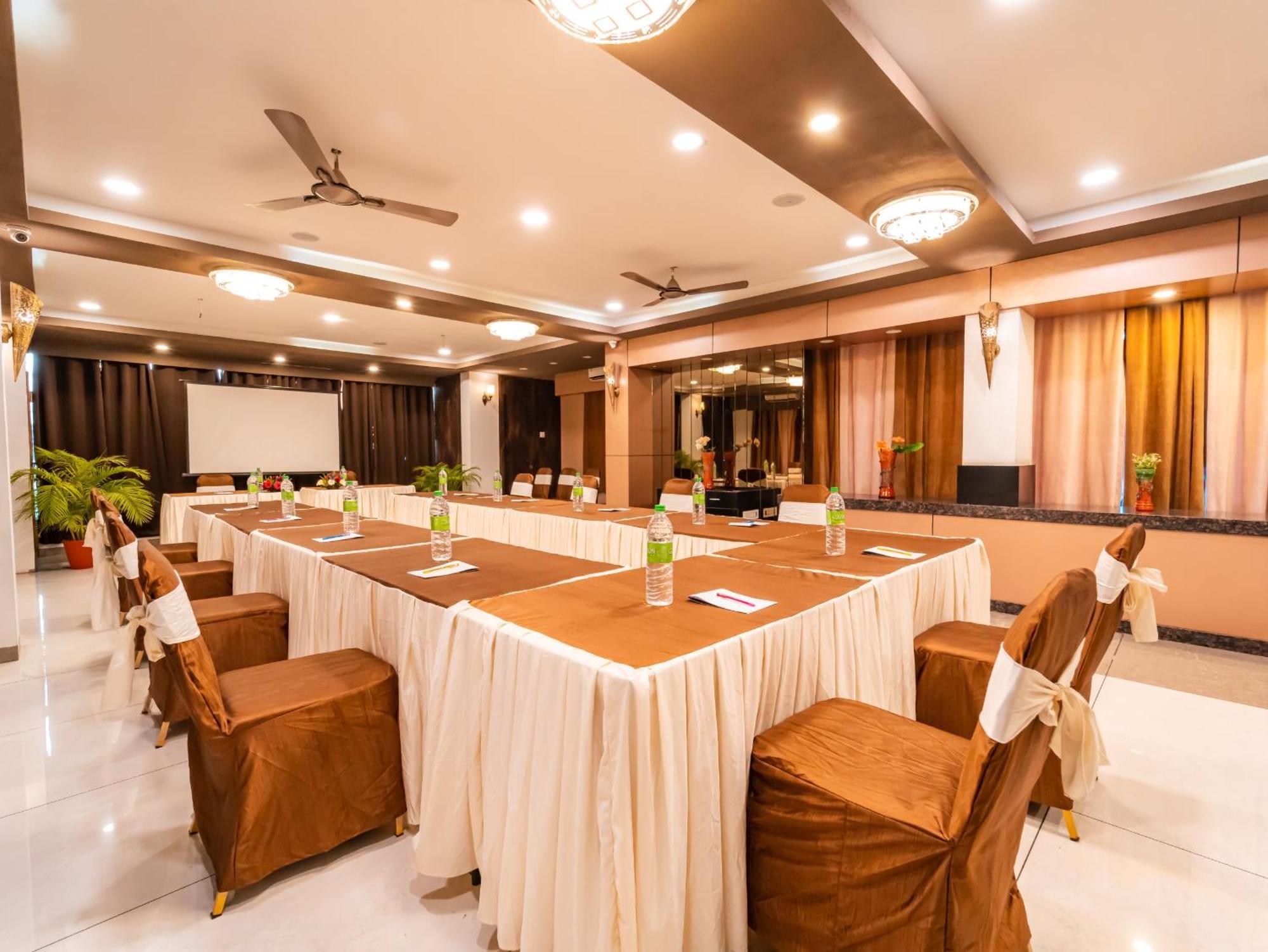 Hotel Signature Planet Indore Esterno foto
